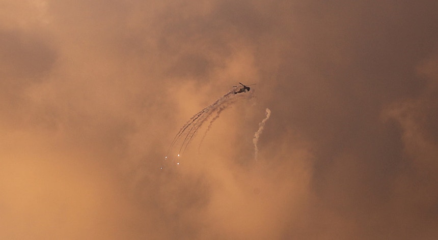 Helicóptero "Apache" bombardeando a Faixa de Gaza

