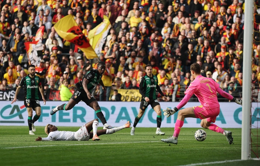 Imagem de Lens aproveita deslize do PSG e fica a um ponto da liderança