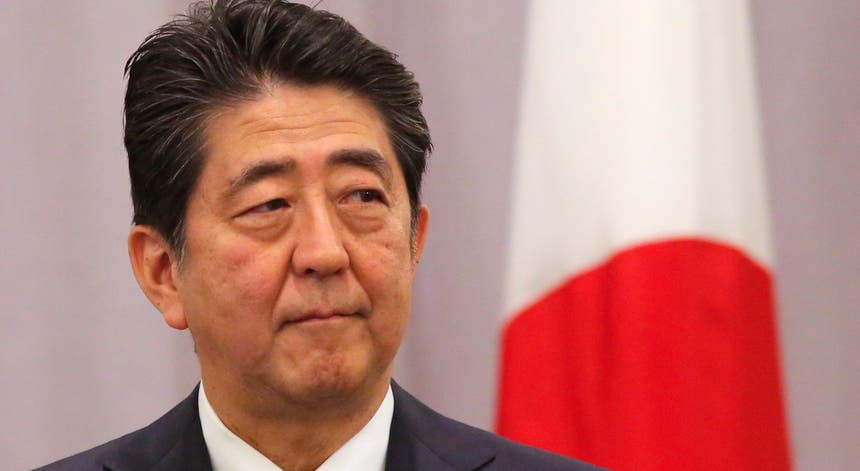 O primeiro-ministro japonês, Shinzo Abe, em declarações aos jornalistas na Trump Tower. Foto: Andrew Kelly - Reuters