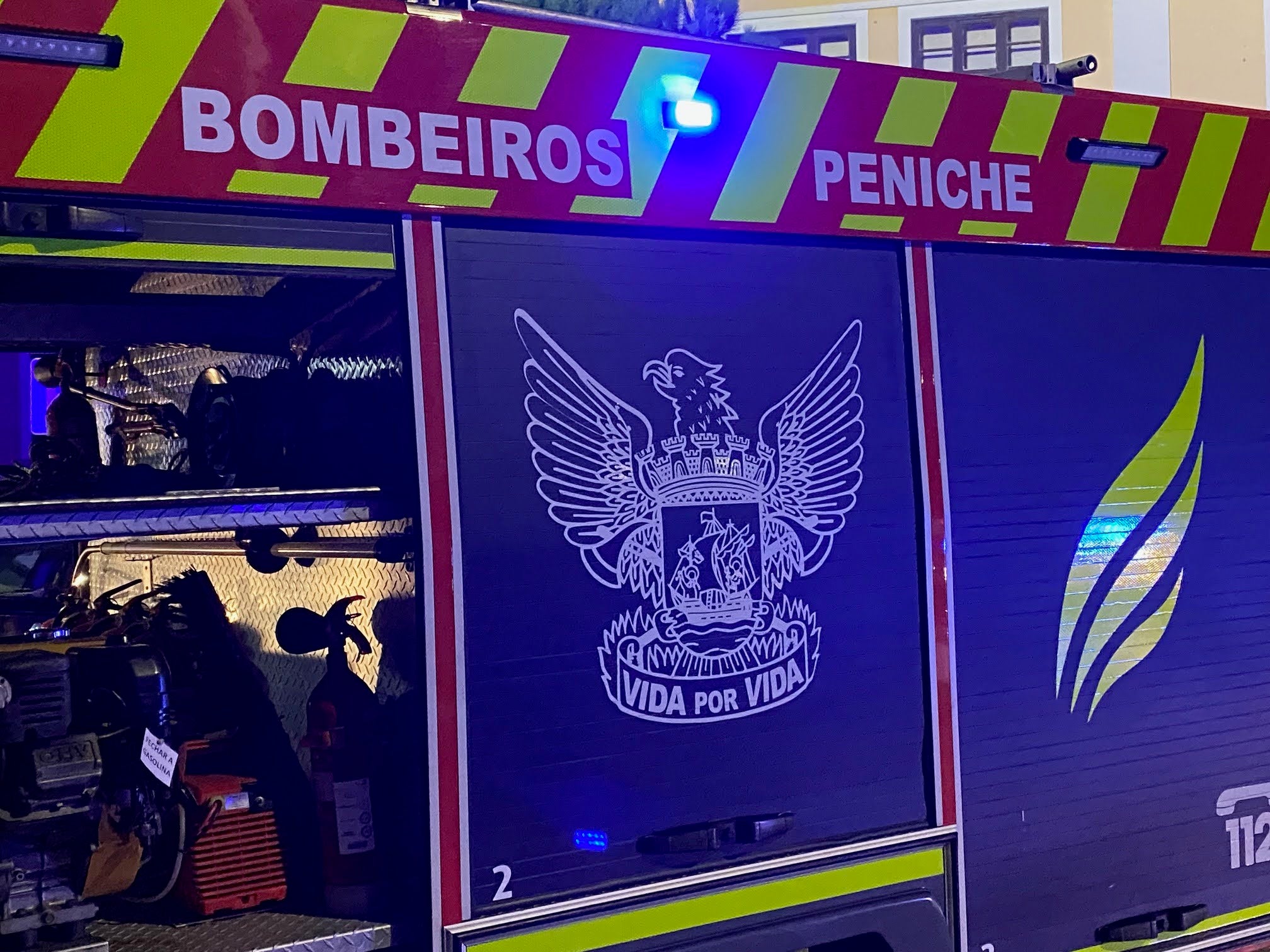 Incêndio em prédio em Rio Tinto deixa 20 pessoas desalojadas e fere bombeiro