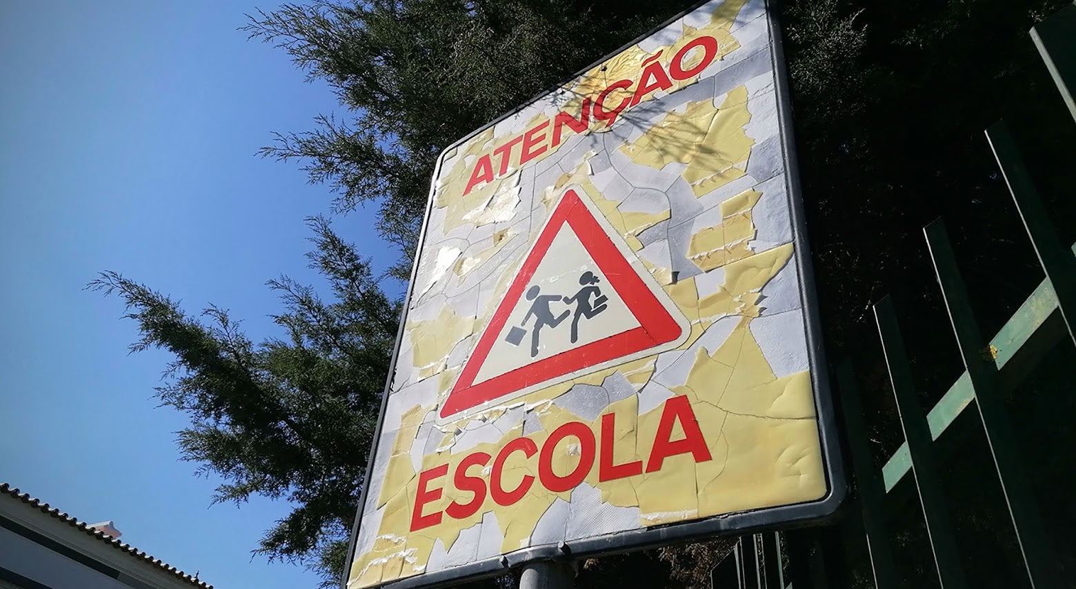 Falta de recursos humanos nas escolas dificulta vida de alunos com necessidades educativas especiais