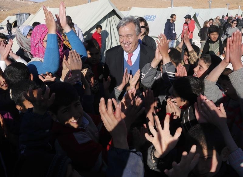 António Guterres junto a crianças sírias, num campo de refugiados na fronteira do Líbano, em novembro de 2013
