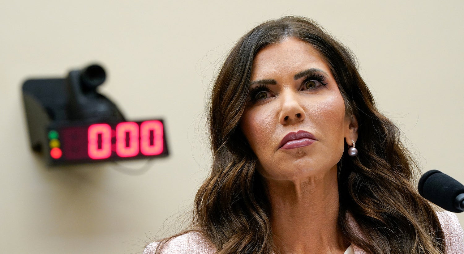 Imigração. Trump demite Kristi Noem, secretária de Segurança Interna dos EUA