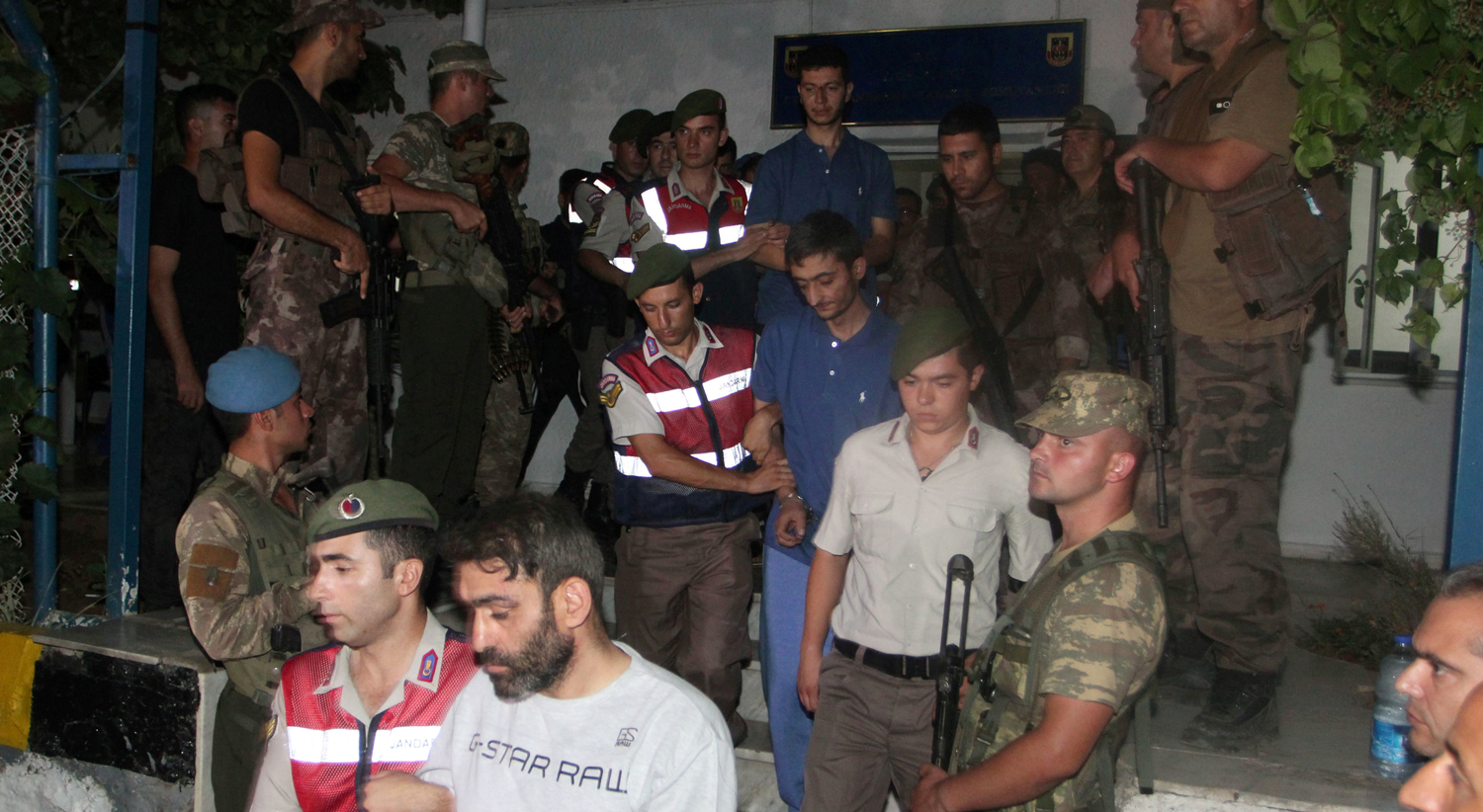 A 4 de agosto as for&ccedil;as de seguran&ccedil;a turcas capturaram um grupo de soldados que estava em fuga desde o golpe de estado de 15 de julho Foto: Reuters