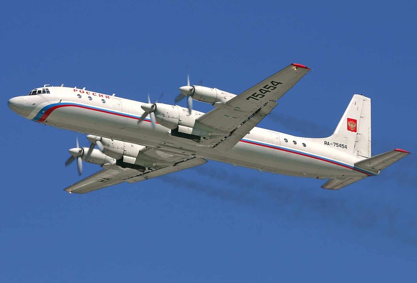 Um Rossiya Ilyushin Il-18 em pleno voo
