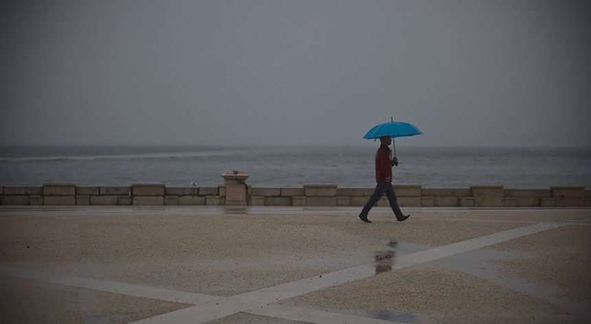 Imagem de Primeiro dia do ano com chuva, vento e ondulação fortes