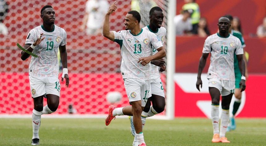 Senegal goleia e anseia