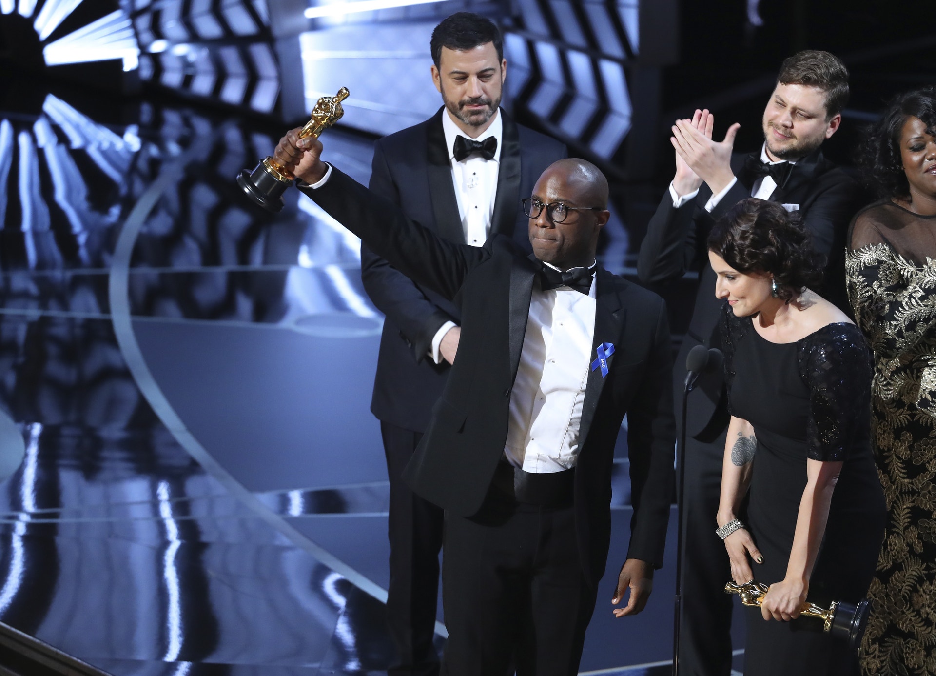  Barry Jenkins, diretor e escritor do filme "Moonlight", com a estatueta de Melhor Filme (Cr&eacute;ditos: Lucy Nicholson - Reuters) 