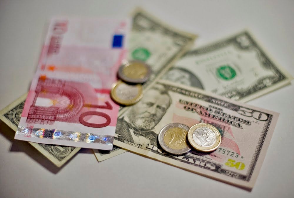 Euro sobe face ao dólar após três sessões em queda