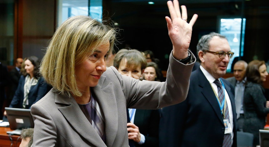 Federica Mogherini, responsável pela diplomacia da UE, avisa para os riscos da imigração clandestina se virar para a Líbia, depois da rota dos Balcãs ser encerrada.
