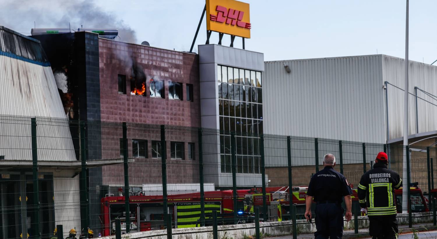 Incêndio em Vialonga. Fogo deflagrou nos armazéns da DHL