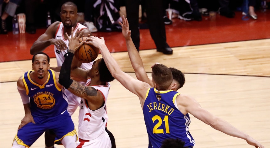 Os  Toronto Raptors  levaram de vencida os "azuis" desfalcados de Kevin Durant
