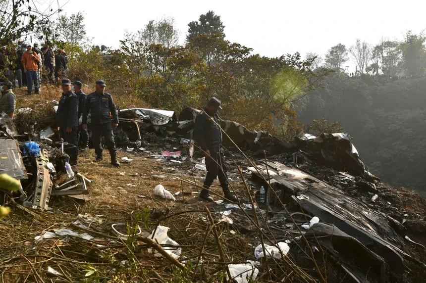 As equipas de resgate continuam a "esmiuçar" os destroços do aparelho
