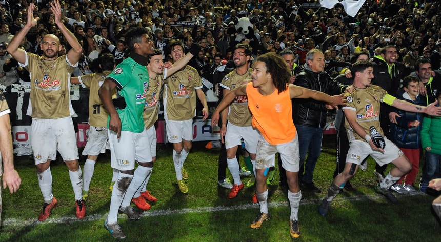 Os jogadores do Caldas festejaram com os adeptos a passagem às meias-finais da Taça de Portugal
