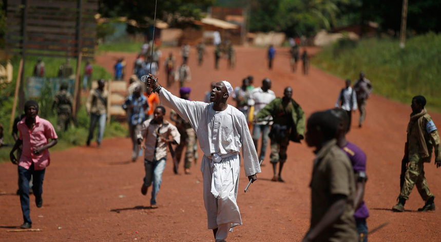 A guerra civil na República Centro-Africana dura desde março de 2013, quando milícias muçulmanas Séleka derrubaram o então Presidente François Bozizé, iniciando o massacre das populações cristãs. Estas reagiram com igual violência organziando grupos armados.
