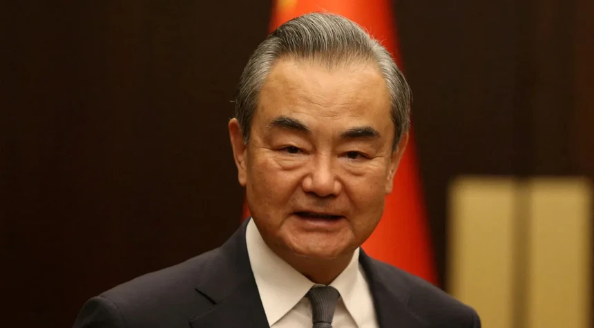 Wang Yi tenta apaziguar o conflito no Médio Oriente
