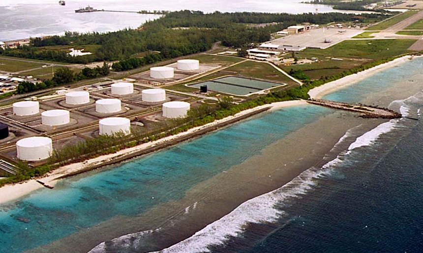 Tanques de combustível à beira de uma pista de uso militar em Diego Garcia, a maior ilha do arquipélago de Chagos e local de uma importante base militar dos Estados Unidos no meio do Oceano Índico, arrendada da Grã-Bretanha em 1966.
