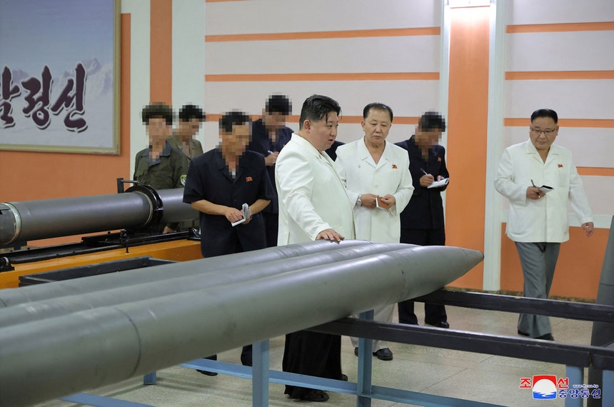 O líder da Coreia do Norte. Kim Jong Un, visita uma fábrica de produção de mísseis, uma da rede da indústria de Defesa norte-coreana, a 13 de agosto de 2023
