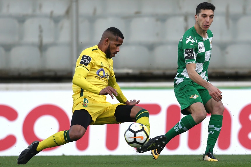 O jogador do Moreirense, Aouacheria (D), disputa a bola com o jogador Paços Ferreira, Bruno
