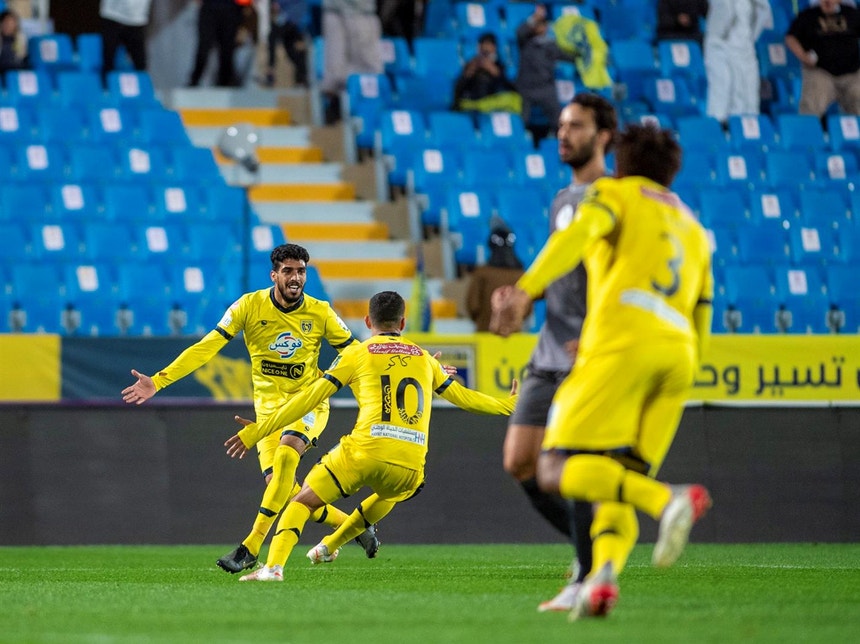 Imagem relacionada com a notícia: Os futebolistas do Al Taawon festejam o golo da vitória que deu a passagem aos quartos de final da Taça do Rei da Arábia Saudita
