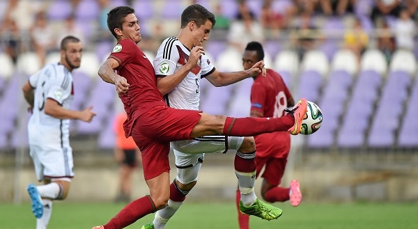 O jogador português tenta roubar a bola ao adversário
