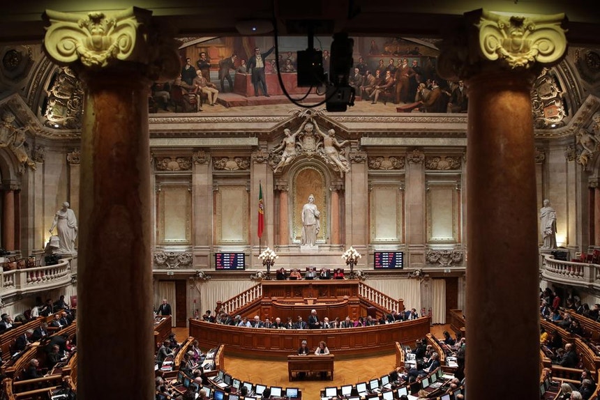 O parlamento vota esta tarde o estado de emergência
