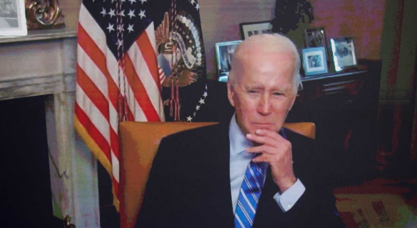 Presidente Joe Biden num encontro virtual com líderes empresariais durante o isolamento, após ter testado positivo à Covid-19. 
