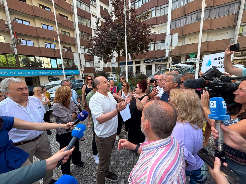 Falhas de água. Protesto com ânimos exaltados junto à SMAS de Almada