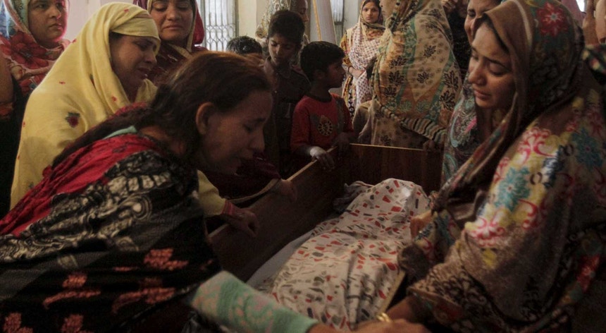 Quase trinta crianças morreram no atentado num parque de Lahore cheio de famílias que festejavam o domingo de Páscoa e que fez pelo menos 72 mortos e 315 feridos, muitos em estado grave.
