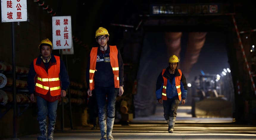 Trabalhadores do túnel de caminhos de ferro de alta-velocidade Bandaling Grande Muralha a norte de Pequim, China. Foto: Reuters