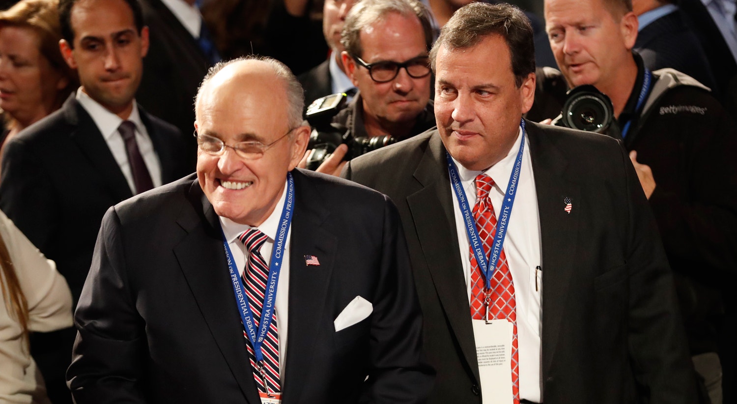  Antigo mayor de Nova Iorque (esq.) com o governador de Nova J&eacute;rsia (dir.) / Foto: Mike Segar - Reuters 