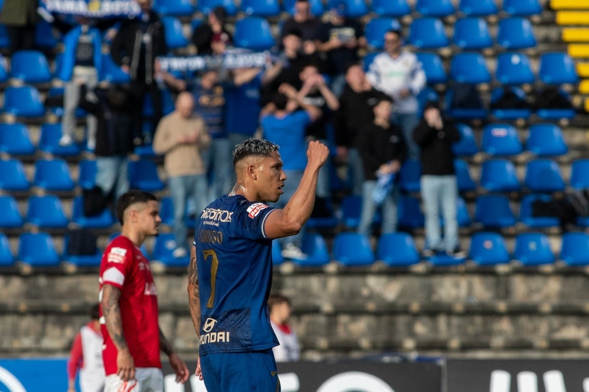 Imagem de Famalicão vence na visita ao Santa Clara