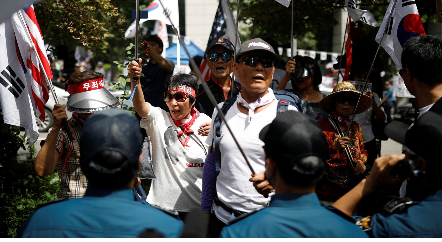 Dezenas de apoiantes da ex-presidente sul coreana, Park Geun-Hye, manifestaram-se &agrave; porta do tribunal de Seul. Foto: Kim Hong-Ji - Reuters