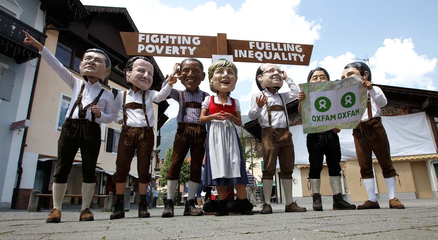 Manifestação da Oxfam, caricaturando os dirigentes do G 7

