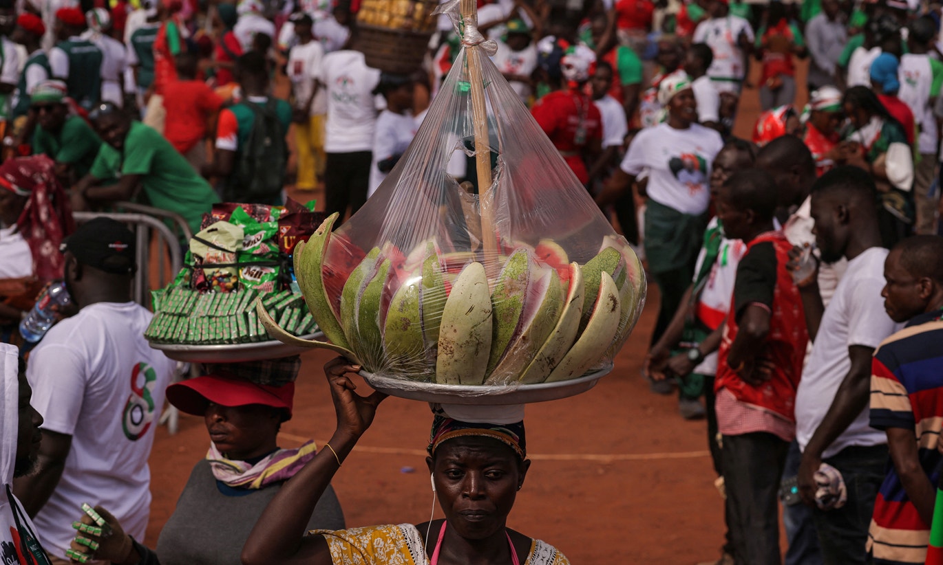  Gana. Vende-se melancia durante o com&iacute;cio do candidato presidencial do Congresso Democr&aacute;tico Nacional e ex-presidente do Gana, John Dramani Mahama, em Accra | Zohra Bensemra - Reuters 