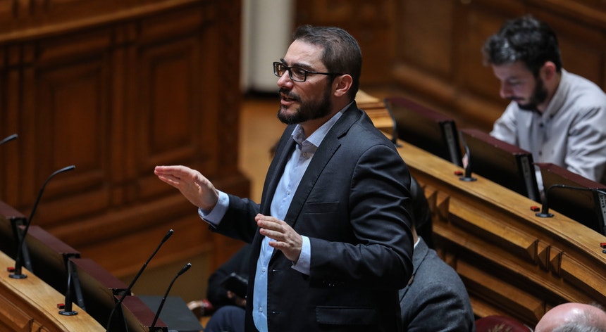 O deputado João Oliveira, líder parlamentar do PCP, intervém no debate
