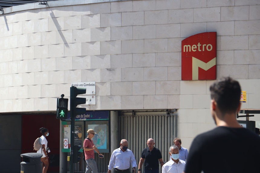 Há "capacidade para acomodar". Carris não reforça Cais do Sodré apesar de corte no Metro de Lisboa