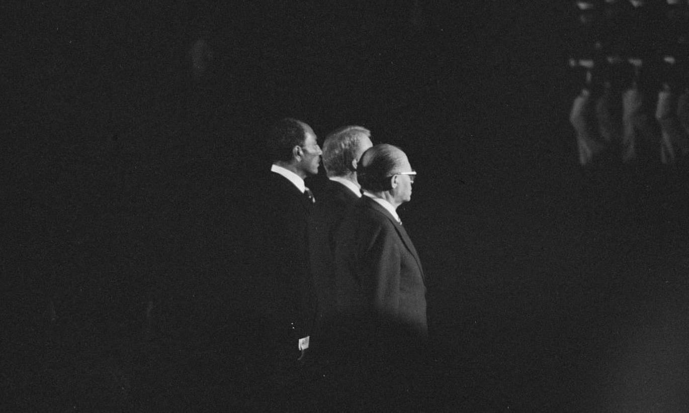  Jimmy Carter com o presidente eg&iacute;pcio Anwar Sadat e o primeiro-ministro israelita, Menachem Begin, em 1978 | Reuters 