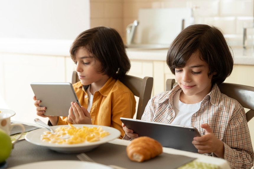 Crianças que usam ecrãs à refeição mais propensas à obesidade