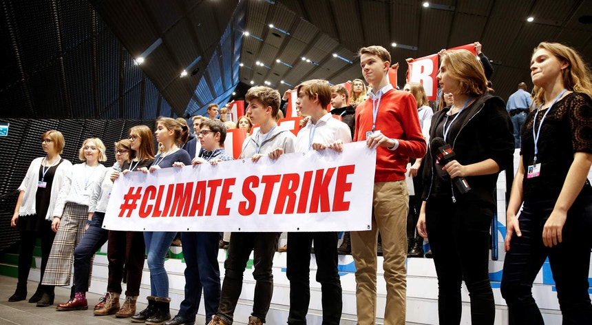 Jovens manifestam-se em Katowice, Polónia, contra as alterações climáticas
