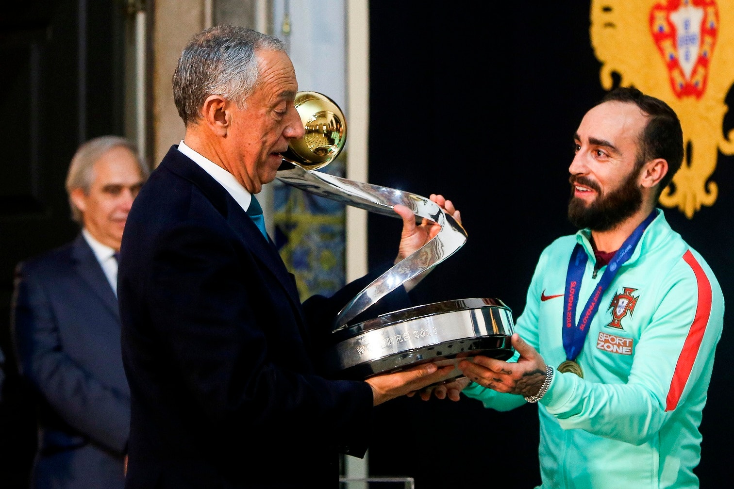  Uma &uacute;ltima visita ao Presidente Marcelo Rebelo de Sousa antes de rumar a casa, a Cidade do Futebol. (Foto: Nuno Fox - Lusa) 