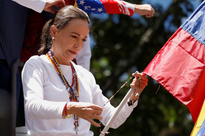 Imagem relacionada com a notícia:  Maria Corina Machado durante um protesto, no dia 03, ainda em Caracas.
