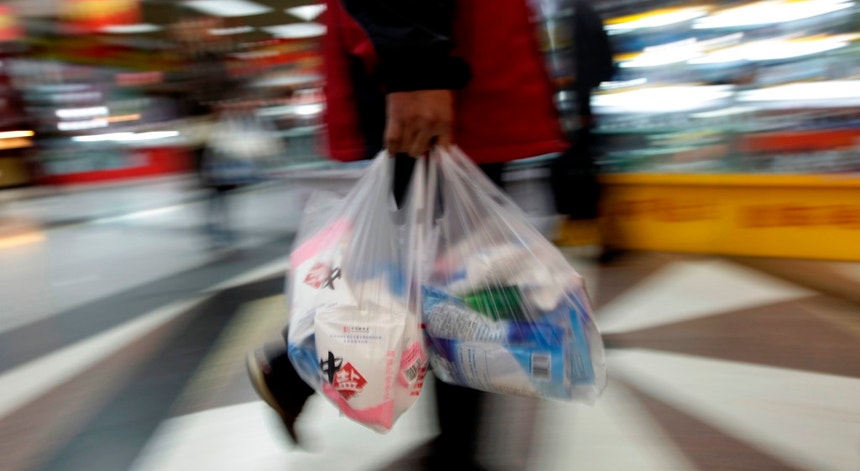 Os dez cêntimos pagos por saco não são para uma taxa ambiental, mas sim para os supermercados, dizem ambientalistas
