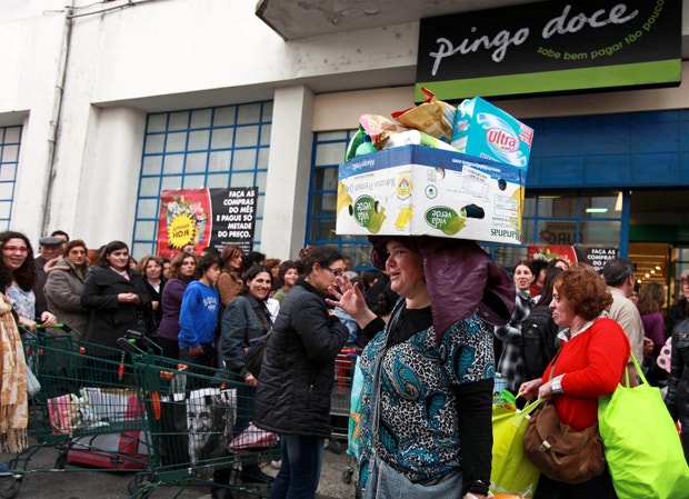 Imagem relacionada com a notícia: Relatos de pessoas na fila para entrar no supermercado desde as quatro da manhã e de agressões decorrentes da disputa por produtos foram frequentes nos órgãos de comunicação
