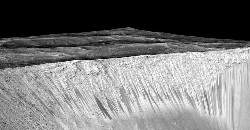 Linhas de fluxo sazonais descem pelas paredes da cratera Garni, em Marte Foto: NASA, Universidade Estatal do Arizona 