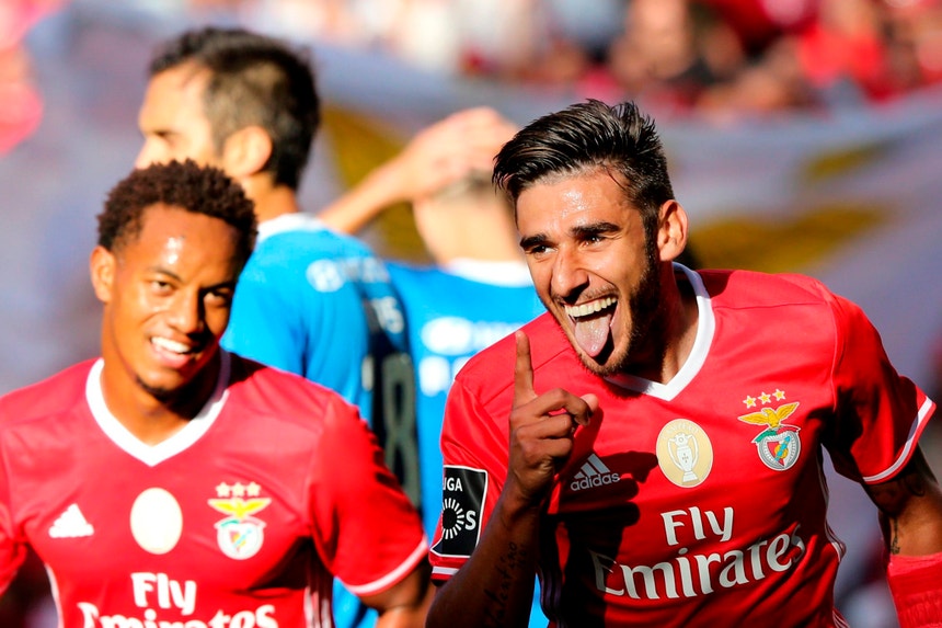 Carrillo e Salvio são uma das hipóteses para constituir as alas do ataque do Benfica
