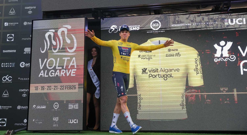 Imagem de Volta ao Algarve. Francês Paul Magnier venceu ao sprint a primeira etapa