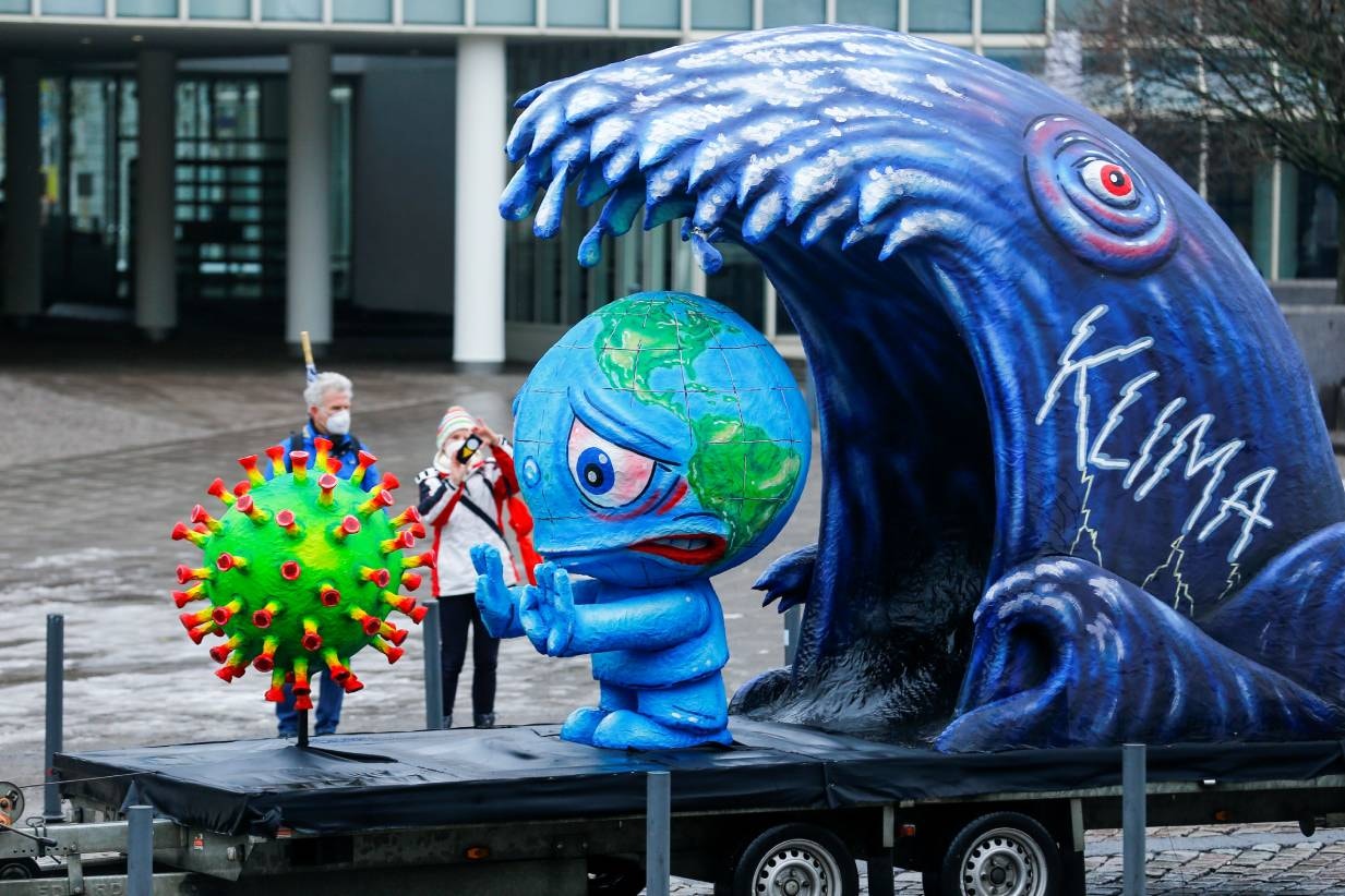  Alemanha. Covid-19 e altera&ccedil;&otilde;es clim&aacute;ticas amea&ccedil;am o planeta Terra. Desfile carnavalesco de Dusseldorf | Thilo Schmuelgen - Reuters 