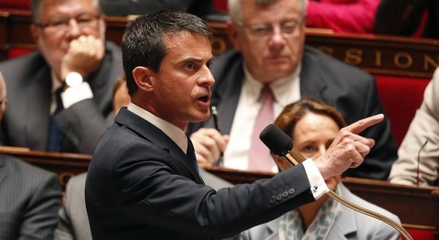 Primeiro-ministro de França, Manuel Valls anuncia na Assembleia o recurso pela segunda vez ao artigo da Constituição 49-3, para fazer passar a controversa Lei Macron
