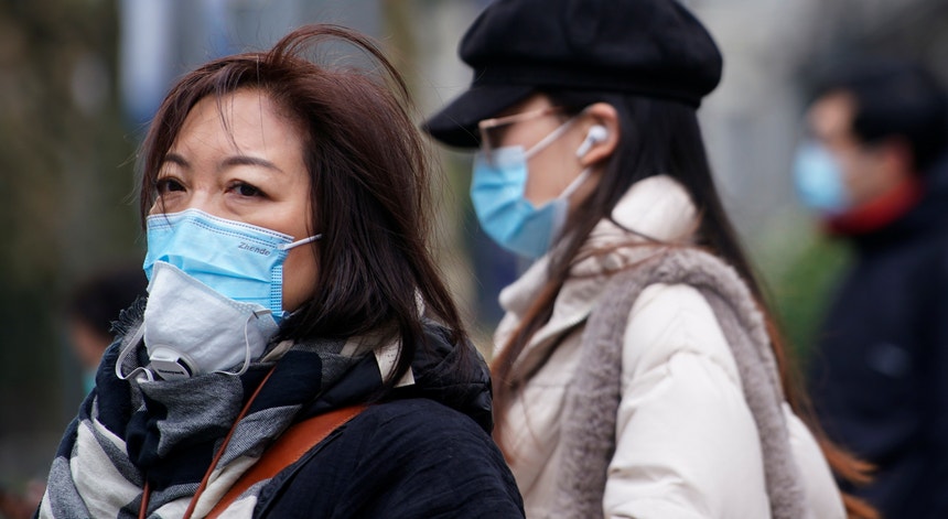 Os chineses tentam prevenir-se contra os casos do novo coronavírus que chegam do exterior
